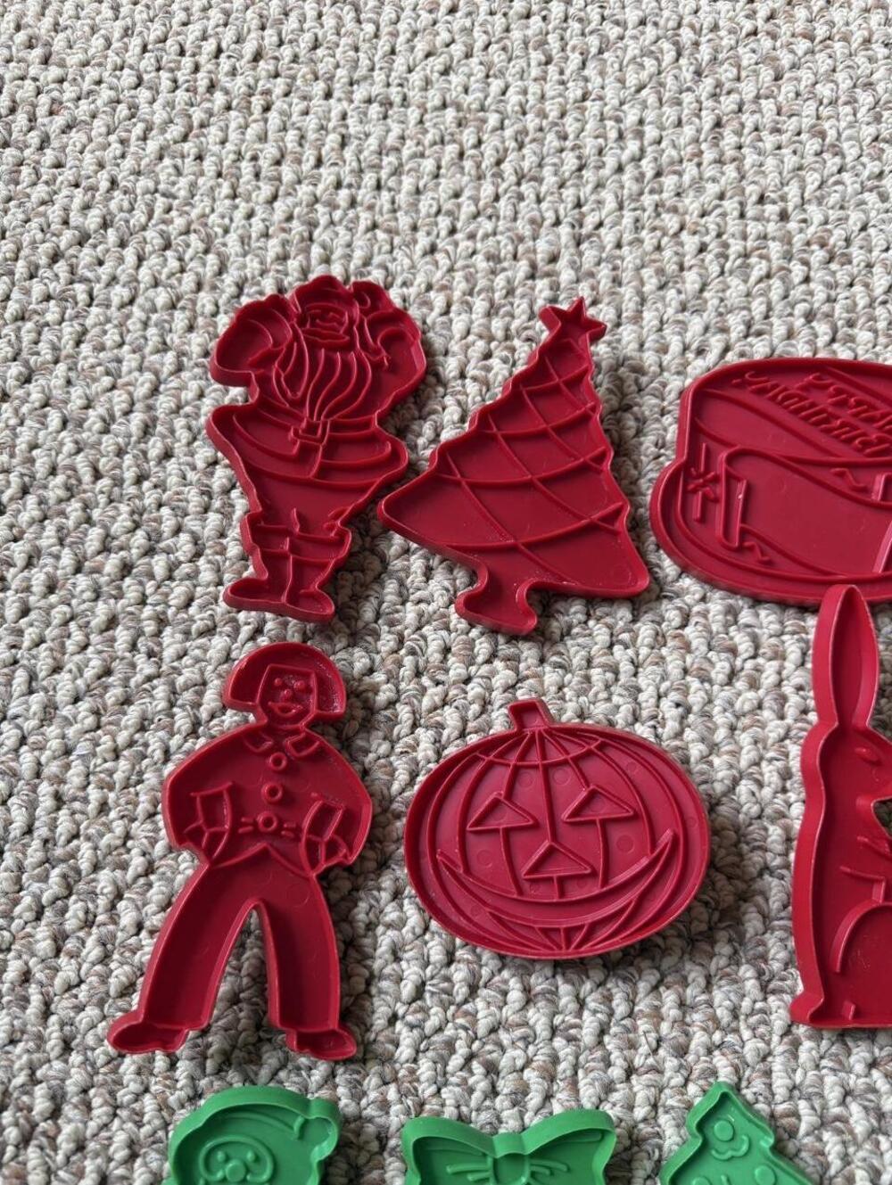 Vintage Christmas cookie cutters with red and green holiday shapes - Picture 5 of 6